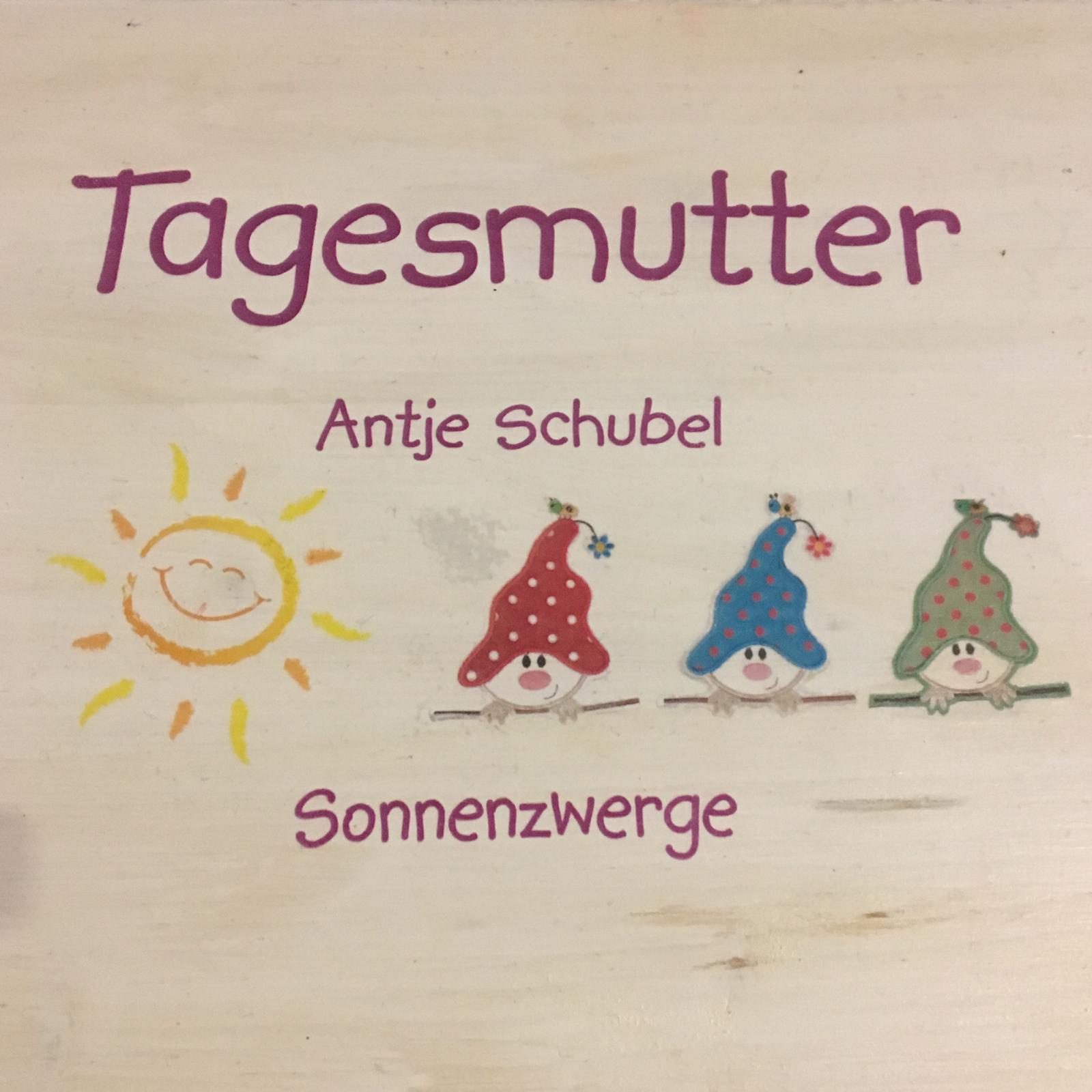 Erzieherin liest mit Kind